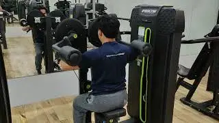 Elevaciones laterales en maquina-JG Trainer