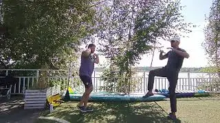 Разминка перед выходом на воду на SUP