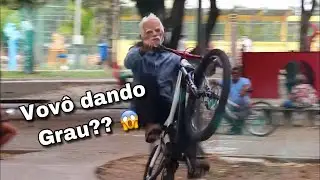 VOVÔ DANDO GRAU | IDOSO EMPINANDO BIKE NA RUA