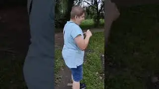 я кормлю уточек хлебом
