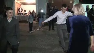 Сыновья танцуют с мамой.