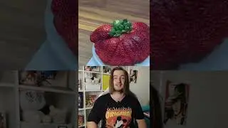 Самая огромная клубника в мире! Как вам?