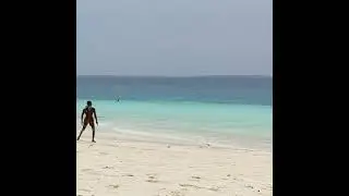На Занзибаре, пока мы сидим в офисах..
