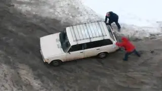 В Архангельске машины буксуют на нечищенных дорогах