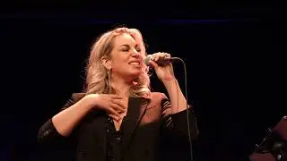 Chantal Jansen begeistert mit einer hinreißenden und bezaubernden Gesangsdarbietung.