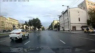 Не вписался в поворот на влажном асфальте