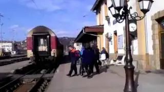 Влак с един локомотив и един вагон пристига на гара Трявна