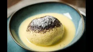 Meine Germknödel: Flaumiger Teig, fruchtige Powidl-Füllung und ein Hauch Vanillesauce.