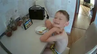 Сварили земляничное варенье.  Воюю с внуком из за телефона.