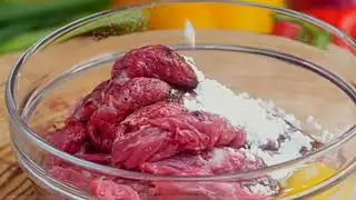 Aksi skil chef koki mengolah masakan makanan