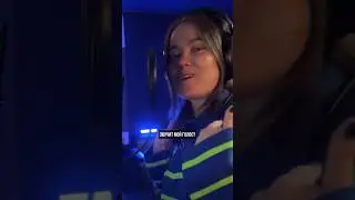 Как выглядит вокалистка из трека 