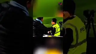 مشجع يمزح مع صحفي بالخطأ بسبب كلمة على معطفه 