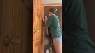 Когда захотела белую дверь, но денег на нее нет 😂🤞#diy #ремонт #перекраска