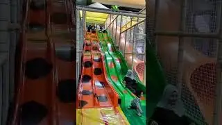 Baik bocil maupun yang sudah dewasa.. happy banget main perosotan ini.. 😁