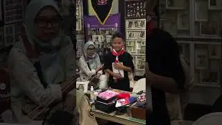 Dialog dengan pengunjung rumah pernik B-P House Indonesia