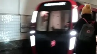 Поезд метро москва 2020 года.