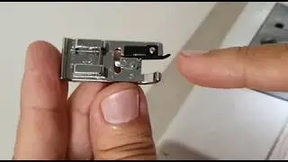 Como colocar e utilizar o calcador/ pé para chulear.  