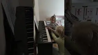 наши детки!!! ❤️❤️❤️ меня зовут Мила, познаю мир вот так,  только учусь играть и слушать звуки.