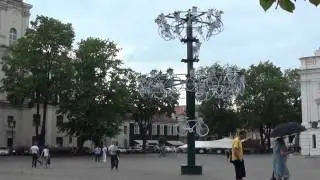 Rotušėje ant stulpo pakabinti dviračiai