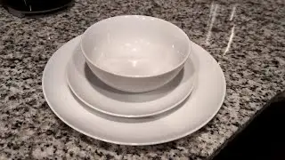 Review: Amazon Basics 16-Piece Porcelain Kitchen Dinnerware Set with Plates, Bowls and Mugs