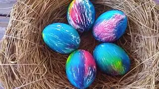 Easy dyed Easter eggs!) Easter egg decorating ideas.