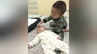 gangguin adik kevin lagi tidur