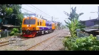 Kereta KUJRLAA EM 120 Arjuna melintas langsung JPL 7-7a Pesing