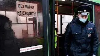 Полицейские силой вытащили мужчину из автобуса из-за отсутствия маски