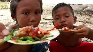 Primitive Technology: Two Little Boys Find Scallop Shells In The Sea Grilling On Rock For Food