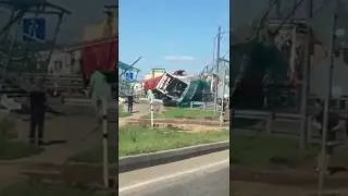 Камаз снес пешеходный мост на Ярославском шоссе возле г.Ивантеевка 31.07.2018