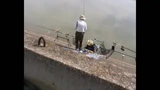 Pescuit in lacul de acumulare Calimanesti, Vrancea.