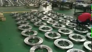 We are very busy to assembly the slewing bearing!