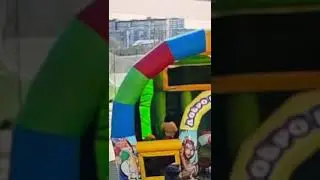 Охранник упал на ребёнка и прессует мать