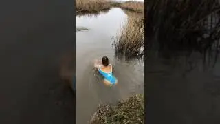 BEAUTIFULL MUSCLE GIRL SWIMING IN COLD WATER