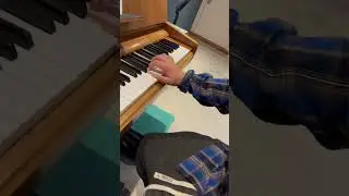 Гамма си  бемоль мажор. Верная аппликатура, при  которой Четвёртый палец должен играть на си бемоль