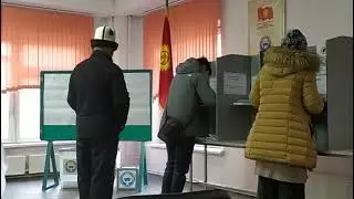 На участке 1037 в городе Бишкек два избирателя голосуют в одной кабине для  голосования