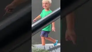 Счастливый малыш Дэвид на прогулке. Видео с ребенком! 