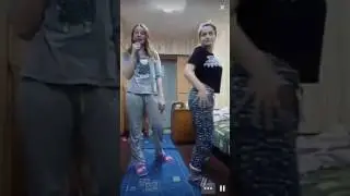Девченки в общаге зажигают.