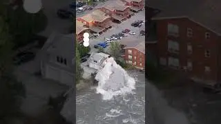 نهر يبتلع منزل