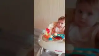 Кроха в ходунках