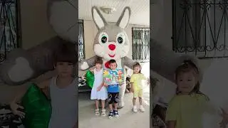Зайчик поздравил миленьких, сладеньких и красивеньких ангелочков.