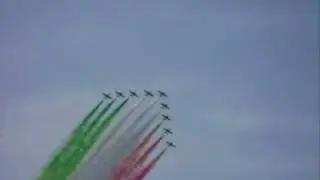 bandiera italiana a campo di mare frecce tricolori.wmv