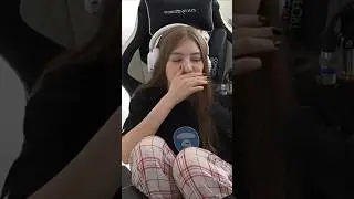 СТРОГО ЗАЛИВАЕТ ГАЕЧКЕ В РОТ😂 