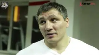 Жим лежа с чемпионом Мира  Юльчиев Рустам