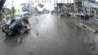 Be Careful When You Crossing The Road In The Rain- Car Crash compilation 