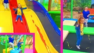 Ева с мамой играют в детском городке / Eva and her mother play in the children's town