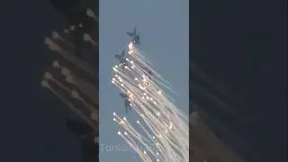 What a tremendous sight! A Russian Su-27 formation released a large quantity of flares all at once