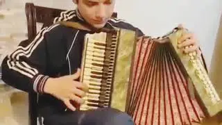 МАЛЬЧИК ИГРАЕТ ЛЕЗГИНКУ НА АККОРДЕОНЕ