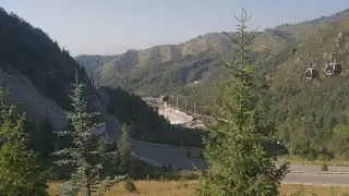 Шикарный вид. Каток Медеу, дорога в горах, ёлочки, электромобили. Город Алматы.
