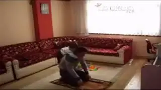 Namaz kılan babasıyla oynayan çocuk